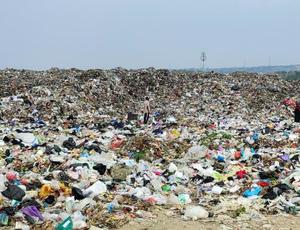 Waste pickers in Kopi Luhur landfill in West Java